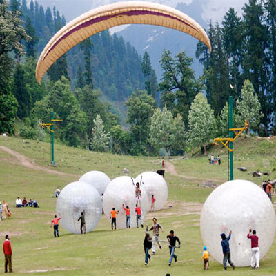 Peoples playing with baloons on mountain